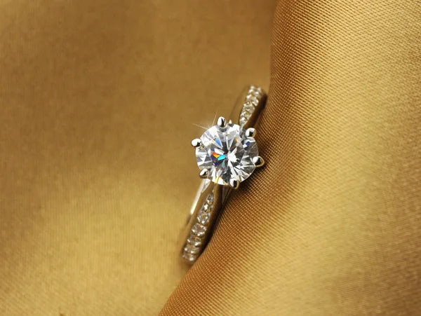 Amara Classic Sparkle Ring